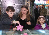 Мария Голубкина пришла с детьми, также заинтересовавшимися Мария Голубкина пришла с детьми, также заинтересовавшимися