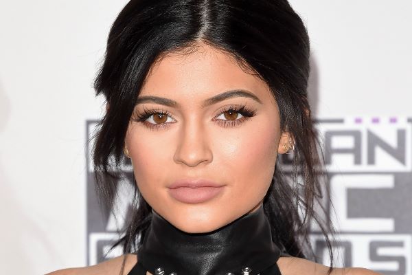 Кайли Дженнер надела перья на Met Gala