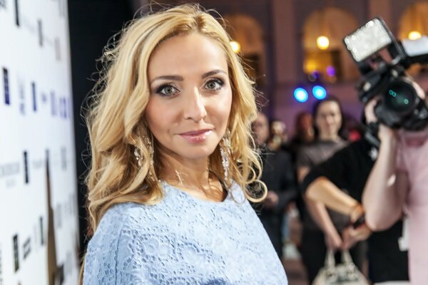 Татьяна Навка в ослепительном вечернем туалете