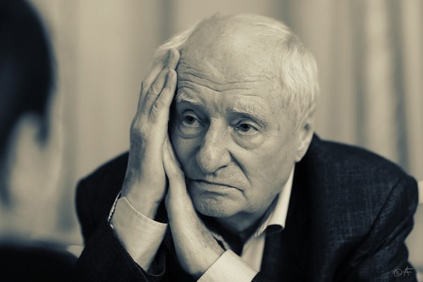 Режиссер Марк Захаров попал в больницу